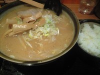 「酒粕味噌らーめん+大盛+半ライス(ｻｰﾋﾞｽ)」@ラーメンけん軒の写真