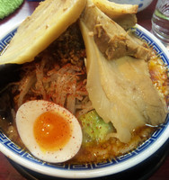 「あかそば780円＋こぶた150円＝930円」@匠神角ふじ 柏店の写真