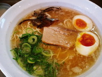 「博多ラーメン　500円　（味玉はクーポン使用）」@ヒノマル食堂 肉そばなおじの写真