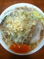 「らーめん＋野菜＋タマネギ＋ニンニク＋生卵」@らーめん kaeruの写真