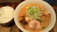 「みそラーメン(卵麺) 750円+ライス(ランチタイム無料)」@麺屋 一番星の写真