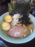 「ラーメン、味玉、半ライス（６５０＋１００＋１００）」@横浜ラーメン 増田家の写真