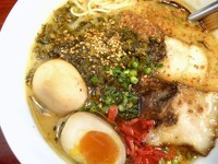 「熊本高菜ラーメン＋味玉」@ラーメン隊 目黒三田店の写真