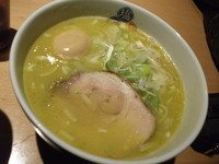 「塩らーめん 白湯（大人の燻製玉子入り）」@塩逸品 五代目けいすけ 本店の写真