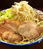 「らーめん（650円）+大盛（50円）ヤサイマシ」@らーめん陸の写真