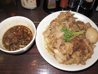 「肉盛りつけ麺並780円＋肉増し250円＋無料味玉」@魁 肉盛りつけ麺 六代目けいすけの写真