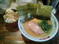 「らーめん（油多目、麺固）＋キャベチャー。」@円満家 本店の写真