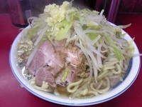 「小ラーメン豚入り（やさい，にんにく）600円」@ラーメン二郎 目黒店の写真
