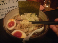 「味玉煮干醤油・大盛（＋シソギョウザ）」@煮干し中華蕎麦 ニボバンクの写真