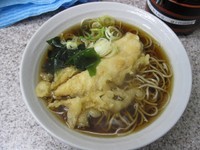 「とり天そば360円」@名代 富士そば 浅草店の写真