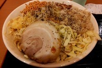 「まぜそば大（全増し増し）」@ジャンクガレッジ イオンレイクタウンmori店の写真