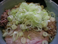 「油そば（大）【８５０円】・ネギ増し」@兎に角 松戸店の写真