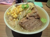 「小豚(塩・ﾔｻｲｱﾌﾞﾗﾆﾝﾆｸ)+ﾊﾞﾀｰｺｰﾝ」@モトミヤの写真