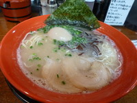 「博多とんこつラーメン＋煮たまご」@辻商店の写真