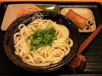 「かけ中（210円）+野菜かき揚げ（105）+ゆず稲荷（95）」@はなまるうどん 北千住東口学園通り店の写真