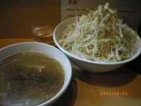 「つけ麺　中　￥750　ニンニク野菜魚粉脂少なめ」@自家製太麺 ドカ盛 マッチョ 三ノ宮店の写真