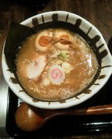 「濃厚魚介醤油らーめん」@らーめん笑楽の写真