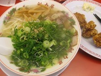 「塩ラーメン(麺硬め、ねぎ多め)＆唐揚げ無料」@魁力屋 柏市役所前店の写真