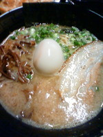 「豚骨醤油（細麺）６５０円＋半熟味付玉子１００円　手作り餃子」@らーめん南木の写真