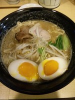 「しょうゆかさね味（味玉トッピング）」@らーめん奏の写真