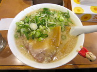 「ラーメン（麺固め）＋ねぎ多め」@京都銀閣寺 ますたにラーメン 田町店の写真