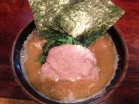 「ラーメン並 全のせ」@横浜家系豚骨醤油極太麺 侍 伏見店の写真