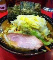 「ラーメン・中（740円）+野菜畑（80円）+温白菜（20）」@家系総本山 ラーメン吉村家の写真