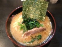 「ラーメン並　味濃いめ」@横浜家系豚骨醤油極太麺 侍 伏見店の写真