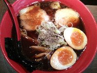 「ブラックらーめん(780円)」@富山ブラック 麺家いろは 池袋店の写真