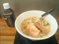 「(期間杯数限定)トンガリシオらーめん 黒烏龍茶付き(950円)」@自家製麺ばくばくの写真