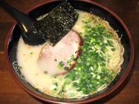 「博多ラーメン　500円＋替玉　100円」@博多ラーメン長浜や 上野店の写真