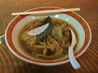 「比内地鶏ラーメン６５０円」@稲庭饂飩 無限堂 秋田空港店の写真