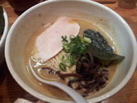 「鶏濃厚鶏ニボラーメン７３０円」@鶏の骨の写真