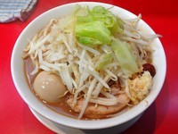 「ラーメン（680円）＋味玉（100円）ニンニク辛玉」@用心棒の写真