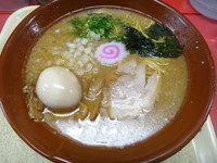 「醤油ラーメン(中盛)+煮玉子(490円+クーポン)」@背脂専門 スーパーラーメンポラリスの写真