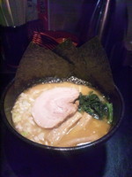 「豚骨醤油ラーメン」@BOMBA家 湘南台本店の写真