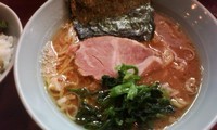 「らーめん（麺固め）＋ライス」@横浜家系ラーメン 家家家 飯田橋店の写真