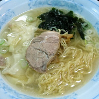 「ワンタンメン（塩）」@中華料理 嵐山の写真