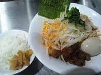 「まぜそば（並）780円＋（ランチサービス味玉＋ライス）」@武鳳者（アウトロー）の写真