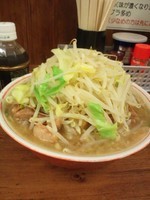「小ブタ野菜ダブルにんにく味玉」@ラーメン二郎 品川店の写真