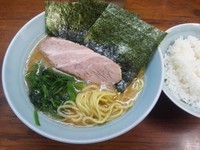 「ラーメン(かため)￥600＋ライス(サービス)」@横浜ラーメン 武蔵家 成増店の写真