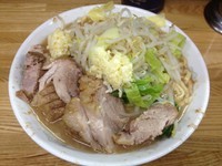 「小豚ラーメン（麺堅・ニンニク多め）」@ラーメン二郎 赤羽店の写真