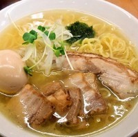 「鶏ぶた塩拉麺(大)＋半熟味玉(800円＋50円)」@富白 御徒町本店の写真