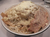 「特製まぜめん（８００円）野菜・ニンニク・粉チーズ」@らーめん まひるの写真