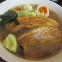 「角煮ラーメン（醤油、あっさり）（８８０円）」@MAKIBAの写真