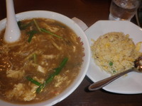 「酢辛味メン+半炒飯(577円)ランチメニュー11番」@中華料理 谷記 1号店の写真