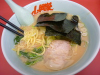 「醤油ラーメン（590円）」@ラーメン山岡家 ひたちなか店の写真