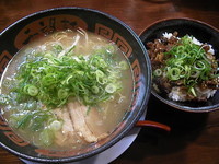 「希望軒とんこつラーメン+パリ旨餃子+すじ旨丼」@希望軒 新宿三丁目店の写真