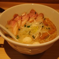 「牛骨塩まろらぁめん 650円 ＋チャーシュー盛り 200円」@らぁめんまんの写真