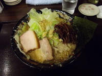 「燕三条系ラーメン＋温キャベツ盛」@煮干 丸めの写真